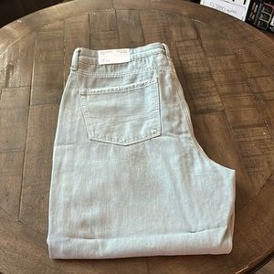 American eagle. NWT sage jeans. Mom straight jeans size 18